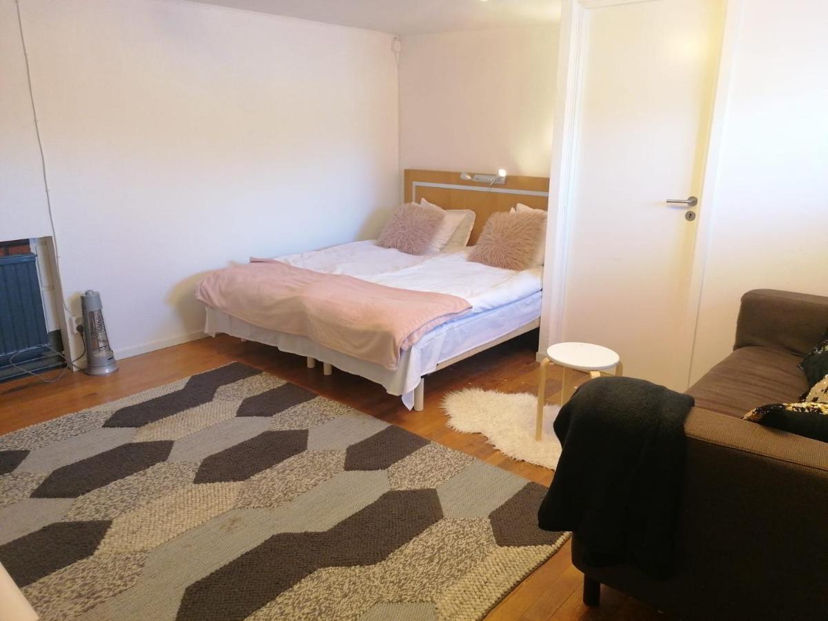 Ett Rums Laegenhet Med Egen Ingang, Parkering Örebro Exterior foto